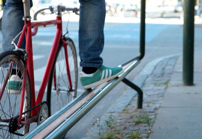 Fotstøtter ved lyskryss gjør at syklende Københavnhipstere ikke trenger å sette sneakersene i bakken.