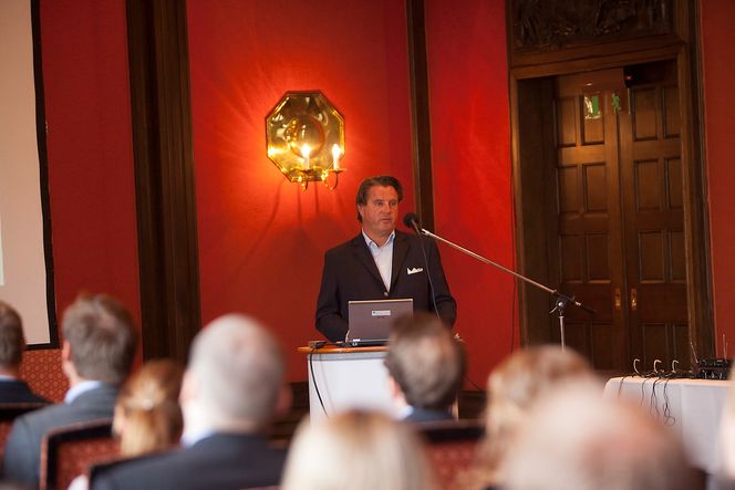 Peter Anker under åpningsseminar av Oslo ShipCon: - Sommerpraktikanter og trainees er kostnadseffektivt, i tillegg til at det er bra for fremtiden.