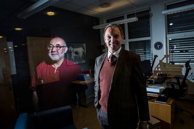 Lederen for TU-journalistenes redaksjonsklubb, Joachim Seehusen (i refleksjonen) er bekymret for selskapets økonomi.