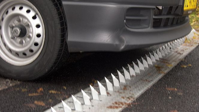 Danske vegmyndigheter tester sensorstyrte pigger for å hindre at bilister havner i feil kjøreretning. FOTO: Vejdirektoratet