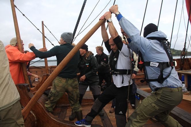 SLIT: Blod, svette og tårer. Det er hardt arbeid og  slitsomt å krysse Karmsundet med en råseiler.