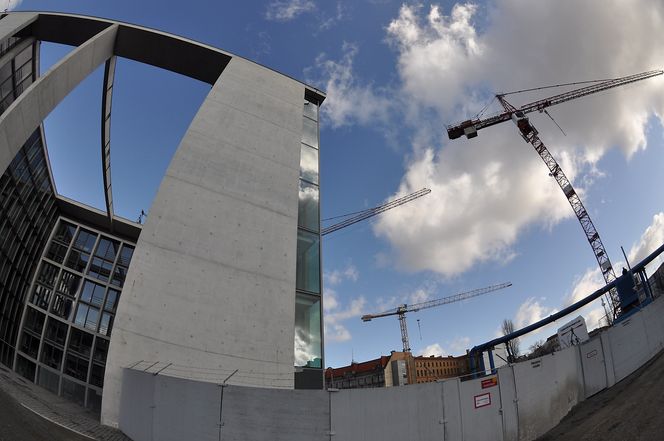 MITTE: Byggeplassen ved Marie-Elisabeth-Lüders-Haus. Foto: Fredrik Drevon