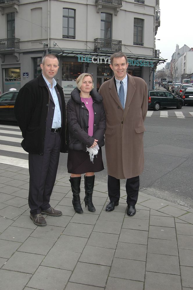 Særnorsk system SAMMEN MOT LOVFORSLAGET: Frode Alfheim fra Industri Energy, Hilde-Marit Rysst fra Safe og Alfred Nordgård fra OLF var sammen i Brussel for å protestere mot det nye regelverksforslaget. De mener det vil svekke sikkerheten på sokkelen. FOTO: Kjetil Hjertvik, OLF.