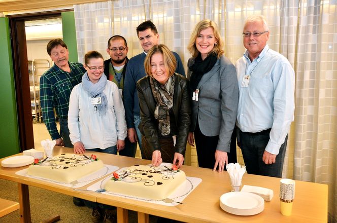 TEAMET: Svein Nenset, Irene Helland, Carlos Barreto, Tine Rørvik og Morten Lundquist lar prosjektleder Siv Fredriksen skjære kaken da det ble klart at de fikk 15 millioner fra Innovasjon Norge til å bygge en industripilot for polymer med CO2 som råstoff.