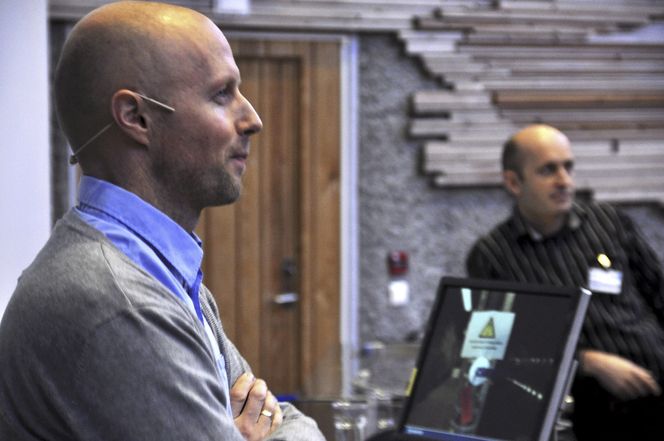 HOLSFJORDEN: Jonny Ødegård fra VAV-Oslo og Jon Røstum fra Sintef vann og miljø foreslår Holsfjorden som drikkevannskilde for Oslo. Foto: Fredrik Drevon