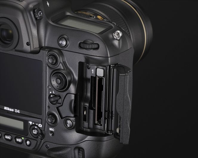 D4 får dobbel minnekortport, med støtte for CF og det nye XQD-formatet.