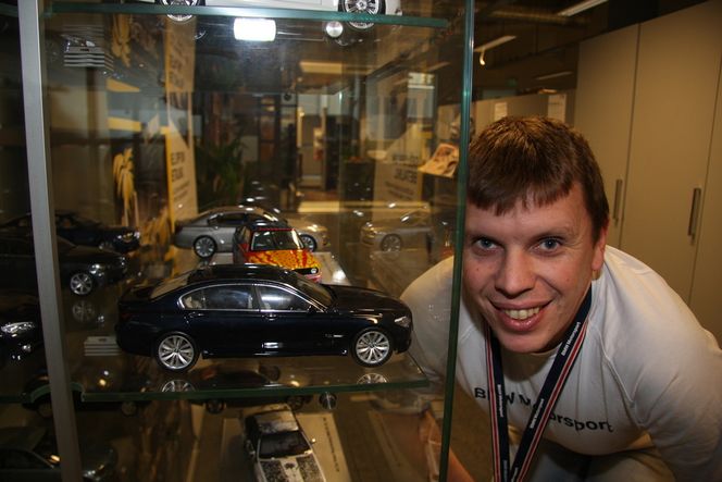 TEKNISK EKSPERT: Teknisk instruktør i BMW Group Norge, Anders Sariberget, har ansvaret for teknisk opplæring av fagfolk i BMW-ssystemet i Norden. Fotograf: Truls Tunmo