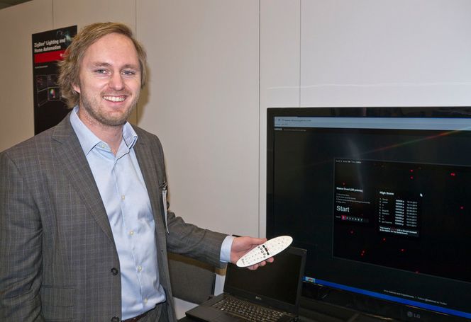 KONTROLL MED DINGSENE: Texas Intruments i Gaustadbekkdalen er godt forberedt på den nye radiobaserte fjernkontrollene som kommer, og som vil overta for de med infrarødt lys. Denne, som Erling Simensen viser frem, er en referansemodell de har bygget med den norskutviklede radiobrikken inni.