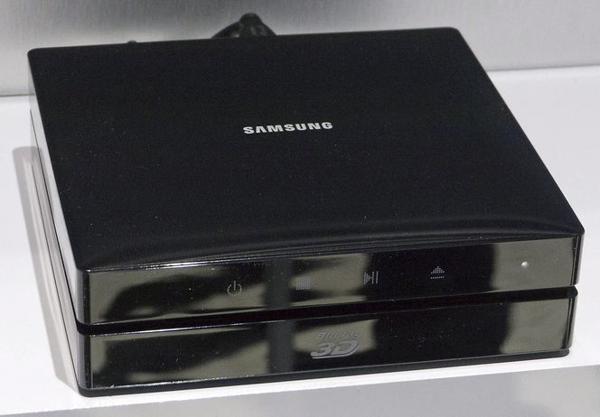 SAMSUNGS SMARTBOKS: Samsung tilbyr smart-TV til alle gjennom en ny veldig kompakt BD-spiller. LG kommer senere i år med en billigere variant uten BD-spiller.