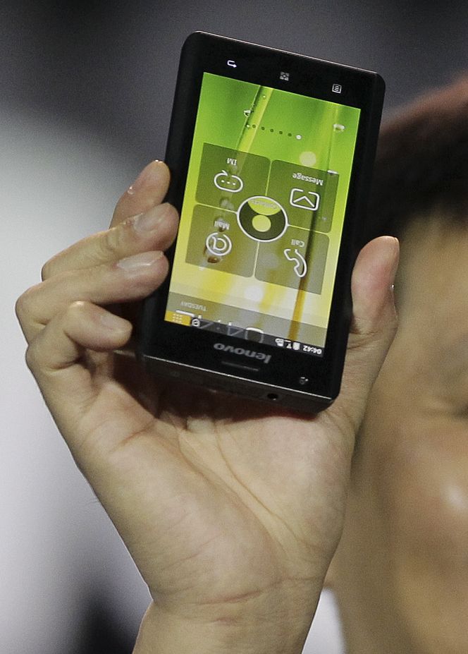 Referanse FØRST: Lenovo blir den første produsenten som lanserer en smarttelefon med Intel-prosessor. Her er det Lenovo-direktør Liu Jun som holder den opp.