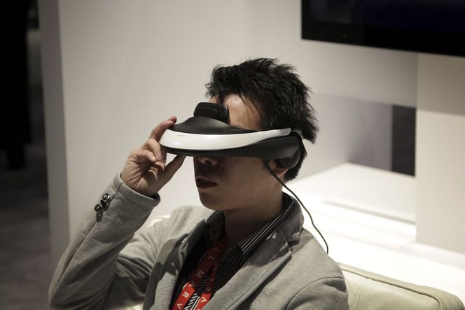 HODE-3D: Sony lot de messebesøkende prøve sin nye "3D-hjelm". Teknisk Ukeblad lot seg imponere av både bilde-, lyd- og 3D-kvalitet, men syntes settet var vel tungt til å ha på hodet gjennom en hel film.