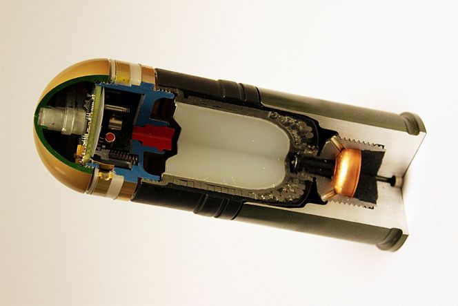 Kjøkkenur40 MM: Slik ser ammunisjonen ut gjennomskåret. I toppen sitter elektronikk og radioantennen. Under finner vi tennkammer og eksplosiver samt stålfragmenter.