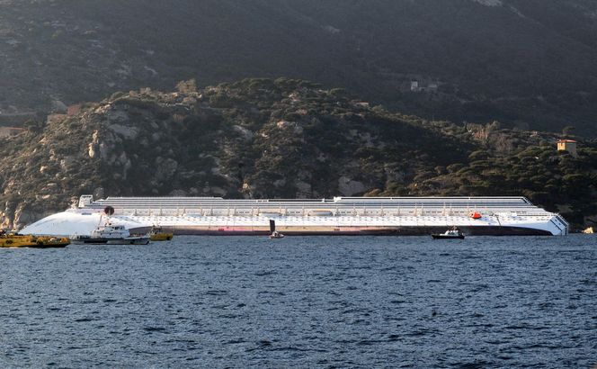 LANG: Den 290 meter lange og 35 meter brede Costa Concordia ligger med sin 50 meter lange flenge i skroget.