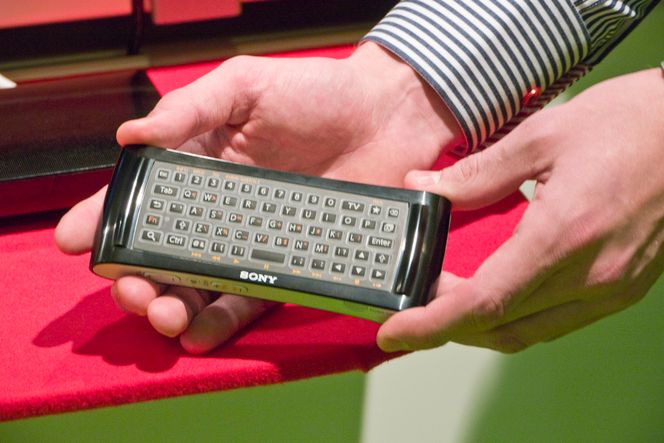 FJERNTASTATUR: Den tosidige fjernkontrollen har et tastatur på den ene siden.