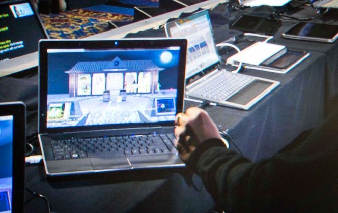 BEVEGELSESSENOR: Nye ultrabooks vil kunne bruke kameraet og andre sensorer til å finne hvordan man gestikulerer. Slik som her når man bruker fingeren som revolver i et skytespill.