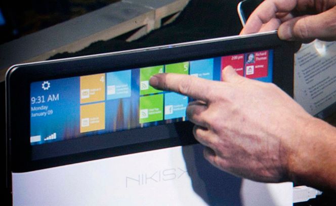 En prototyp på en ny ultrabook har en gjennomsiktig bred styreflate hvor man kan se meldinger fra PC-en når den er slått sammen