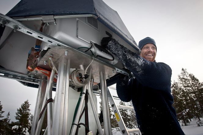 AVANSERT: Fysiker Yngve Ydersbond inspiserer lidaren som sender målinger til Kjeller via mobilt bredbånd. Høyteknologien har kun vært på markedet i fire år og er blant de ypperste innen vindmåling.