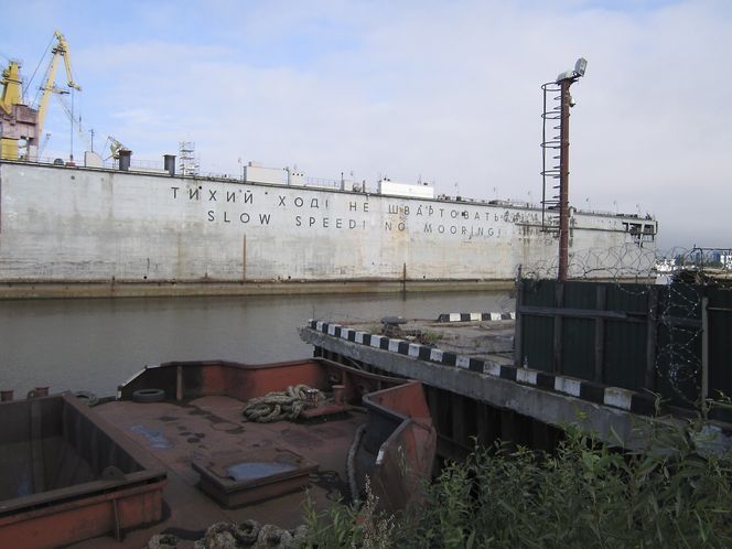FRISKES OPP: Flytedokken til Myklebust Verft fotografert i St. Petersbrug. I januar ble den slept til Polen for sandblåsing og maling. I april skal den være klar til bruk i Norge.