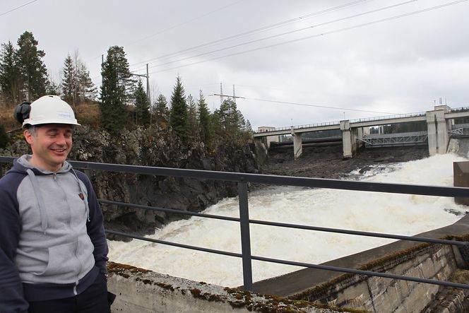 LUKKER ØYNENE: Prosjektleder Ronny Bråten i Hafslund vil helst ikke tenke på all kraften fra Vammafossen som går til spille mens kraftverket blir revidert.