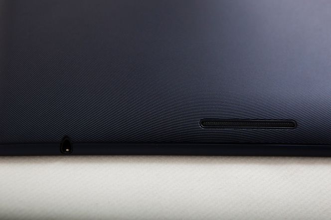 Høyttalergrillen er plassert akkurat der vi foretrekker å ha fingrene på høyrehånda. Upraktisk.