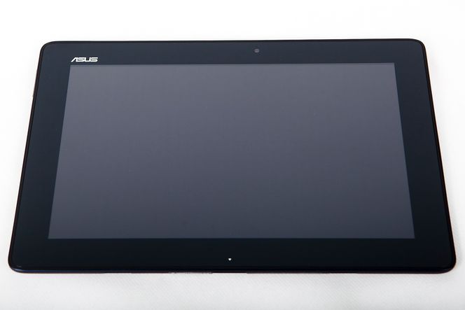 Fremsiden er stilren, alternativt litt uspennende. Kun en mer eller mindre diskret Asus-logo stikker ut.