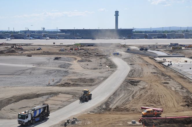 Byggeplass: Terminalbygg og kontrolltårn sett fra radartårnet. Midt i bildet kommer snart Pir nord rett mot oss.