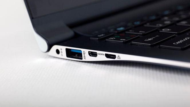 Series 9 er så tynn at det kun er plass til USB-porter i full størrelse. Merk også at den sitter tett på laderporten.