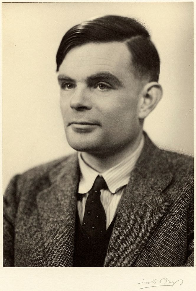 Krigshelten: Matematiker og kodeknekker Alan Turing sitter dypt konsentrert over tyskernes Enigma-maskin. Statuen står på utstilling i Bletchley park, der Turing i all hemmelighet jobbet med tyske nazikoder.