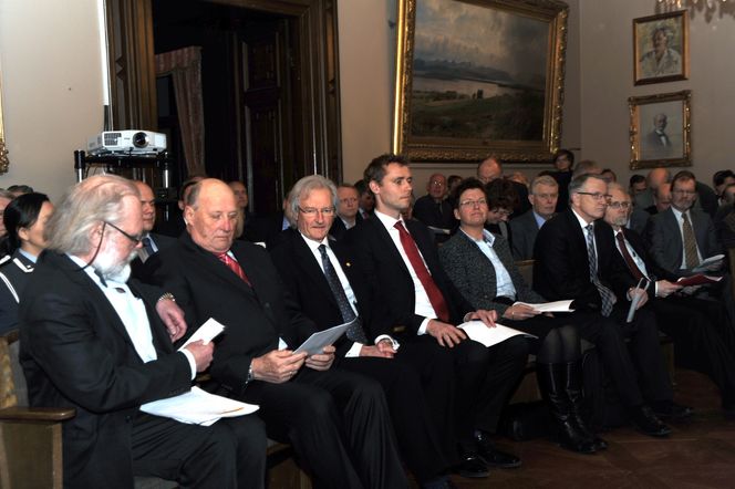 Kong Harald på seminar om energi i Norsk Vitenskaps-Akademi. Til venstre, preses og professor Nils Chr. Stenseth, kong Harald, professor og president i Norges Tekniske Vitenskapsakademi,. Roy H. Gabrielsen, olje- og energiminister Ola Borten Moe. Foto: Atle Abelsen