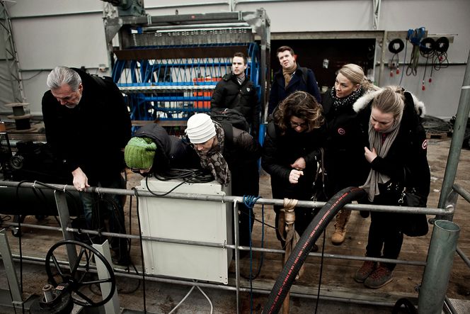 INTERESSERT: Lærere fra grunnskole til høgskolenivå følger interessert med når oppfinneren, Terje Myrhaug (til venstre) forklarer hvordan prosessen virker.