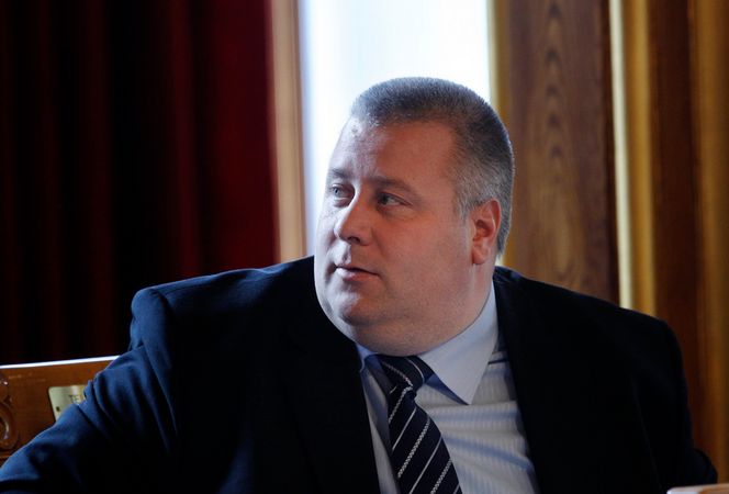 Statssekretær Bård Hoksrud i samferdselsdepartementet sier at Statens vegevesen og Vegdirektoratet vil legge inn strengere miljøkrav i ferjeanbud.