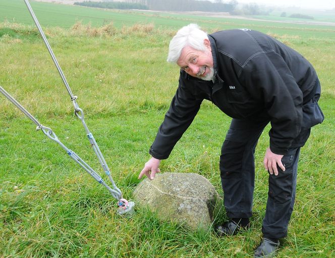 Her vises ett av de fire jordspydene som holder mølletårnet. Det gjør det meget enkelt å vippe den ned hvert tredje år for å skifte olje i gearkassen, sier han