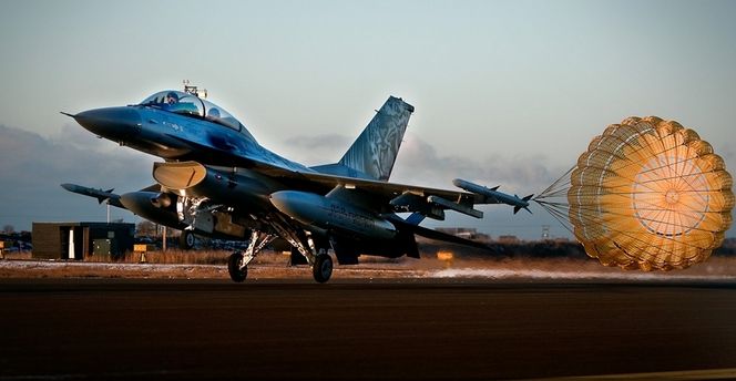 F-16B lander med bremseskjerm. Bilde:  Håkon Jacobsen