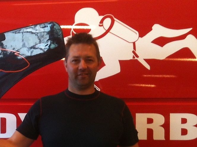 DYKKER: Brannkonstabel Sigbjørn «Siggen» Justnæs med en prototype av rednings-Subwing, som er croppet av hensyn til patentprosessen.