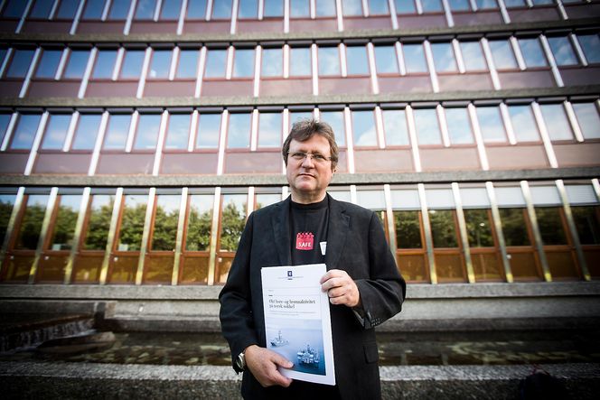 AVVISER: Andre nestleder i SAFE, Roy Erling Furre, med rapporten fra ekspertgruppen. Han mener forslagene vil true sikkerheten for riggarbeidere.