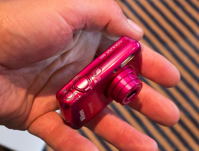 Latterlig lite:Coolpix S01 tar ikke mye plass i lommer eller knøttsmå damevesker. Billig er det også.
