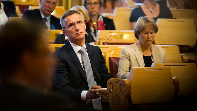STÅR PÅ SITT: Det er Justisdepartementet og Grete Faremo (t.h.) som har sikkerhets- og beredskapsansvaret. Slik skal det fortsatt være, sa statsminister Jens Stoltenberg under sin redegjørelse i Stortinget i går. FOTO: NTB Scanpix