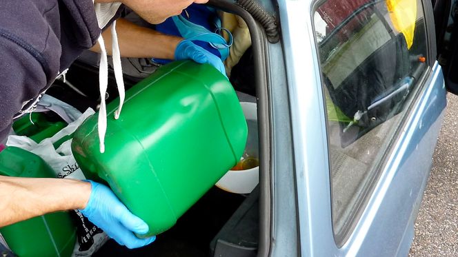 Schjølberg bygget en egen drivstofftank for frityroljen, og hadde dermed en bil som kunne gå både på vegetabilsk olje og diesel.