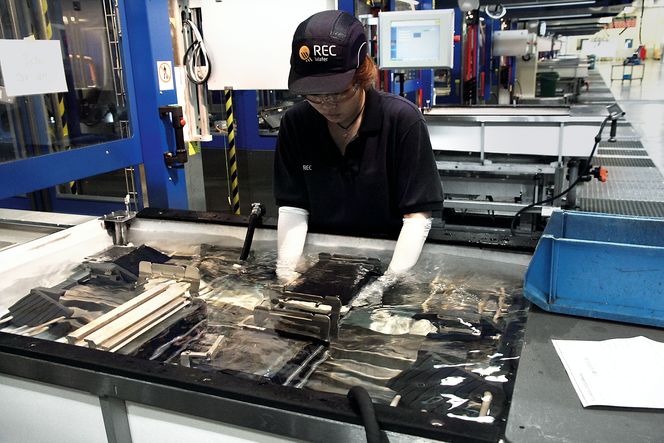 LØSNER: Lim som har holdt solcellene under kuttingen må fjernes i et bad før polering og overflatebehandling. FOTO: Tore Stensvold