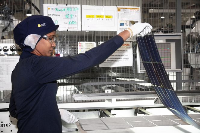 PERFECT: Alt i orden med alle solceller og lederne på baksiden. FOTO: Tore Stensvold