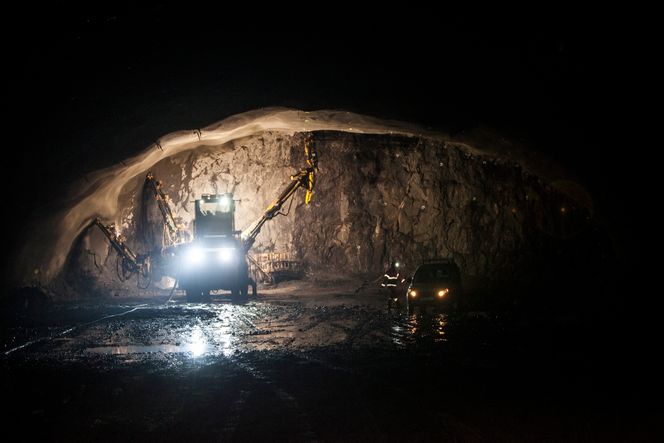 Inne i det som skal bli nye Holmestrand stasjon. Gulvet i hallen skal senkes ytterligere åtte til meter.