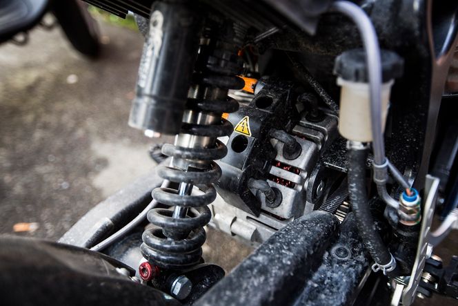 Kontakten: Vi savner et lokk over ladekontakten. Det gav oss ingen problemer, men sitter litt utsatt til. I hvert fall om man tar sykkelens utseende på alvor og  begir seg ut i gjørma.