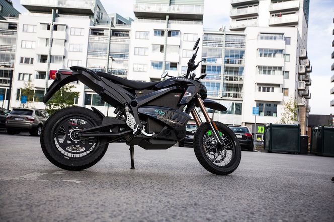 Elektrisk: Der du vanligvis finner en girboks finner vi elmotoren i form av noe som ser ut som en forvokst vaskemaskinmotor.