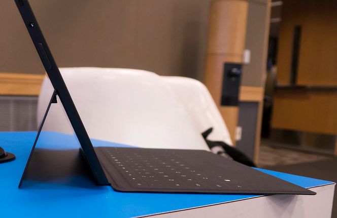 Står selv: Trekk ut en magnesiumplate som er felt inn på baksiden av Surface, så står det av seg selv.