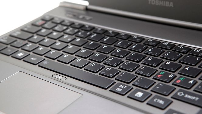 Toshibas taster er veldig stive og harde, og det gjør tastaturet litt vanskelig å skrive på.