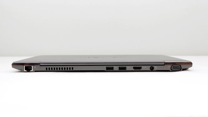 De fleste av tilkoblingene er plassert på baksiden. Heldigvis finnes det også en USB-inngang på høyre side, slik at vi slipper å rote bakpå maskinen hver gang vi trenger å koble til noe.