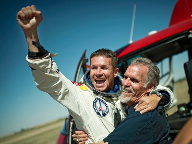PÅ BAKKEN: Felix Baumgartner jubler sammen med prosjektdirektør Art Thompson.