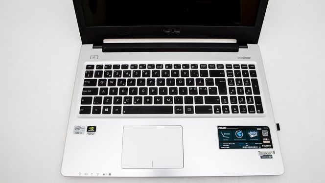 Tastaturet er middelmådig og pekeplata burde hatt bedre håndflateavvisning.