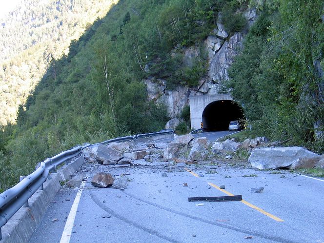 RAS: Det er gitt midler til rassikring av riksveier, men fylkesveiene får ingenting, påpeker RIF. Her fra et ras på RV70.