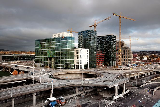 BJØRVIKA: Gjennom år har Bjørvika i Oslo vært byggepalss. Nå går også det mot slutten med tunneler i flere plan, samt under sjøen. Det gamle Bispelokket er i ferd med å bli fjernet.